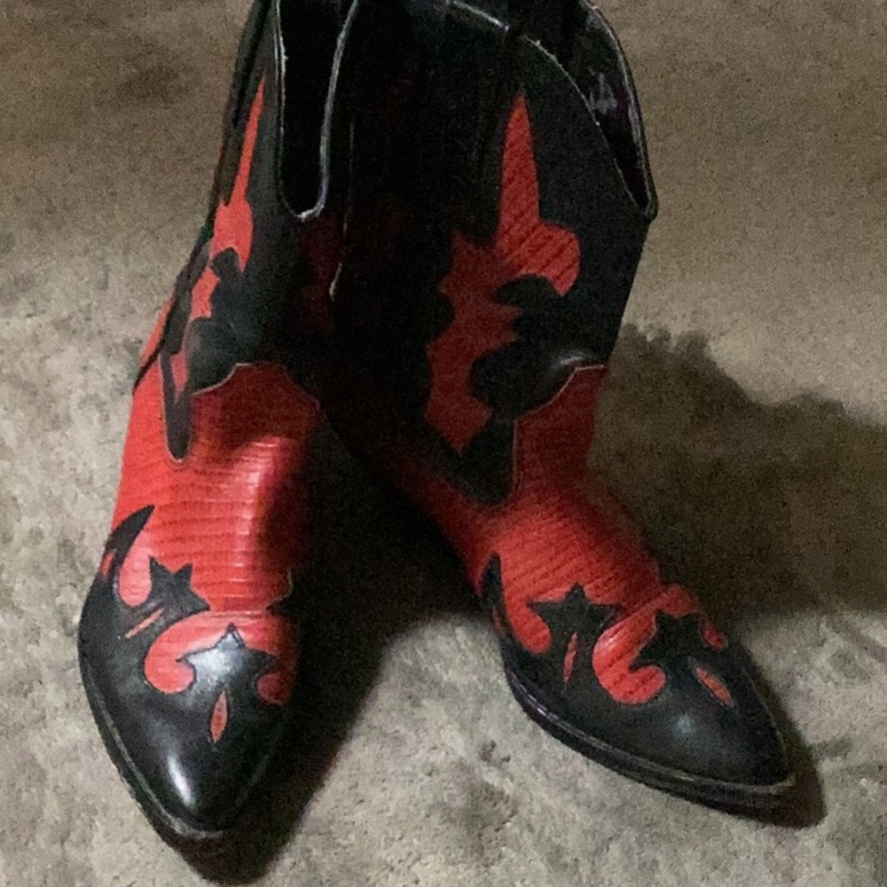 Circle G Corral Ladies Western Short Black & Red Boot, Size 7.5
